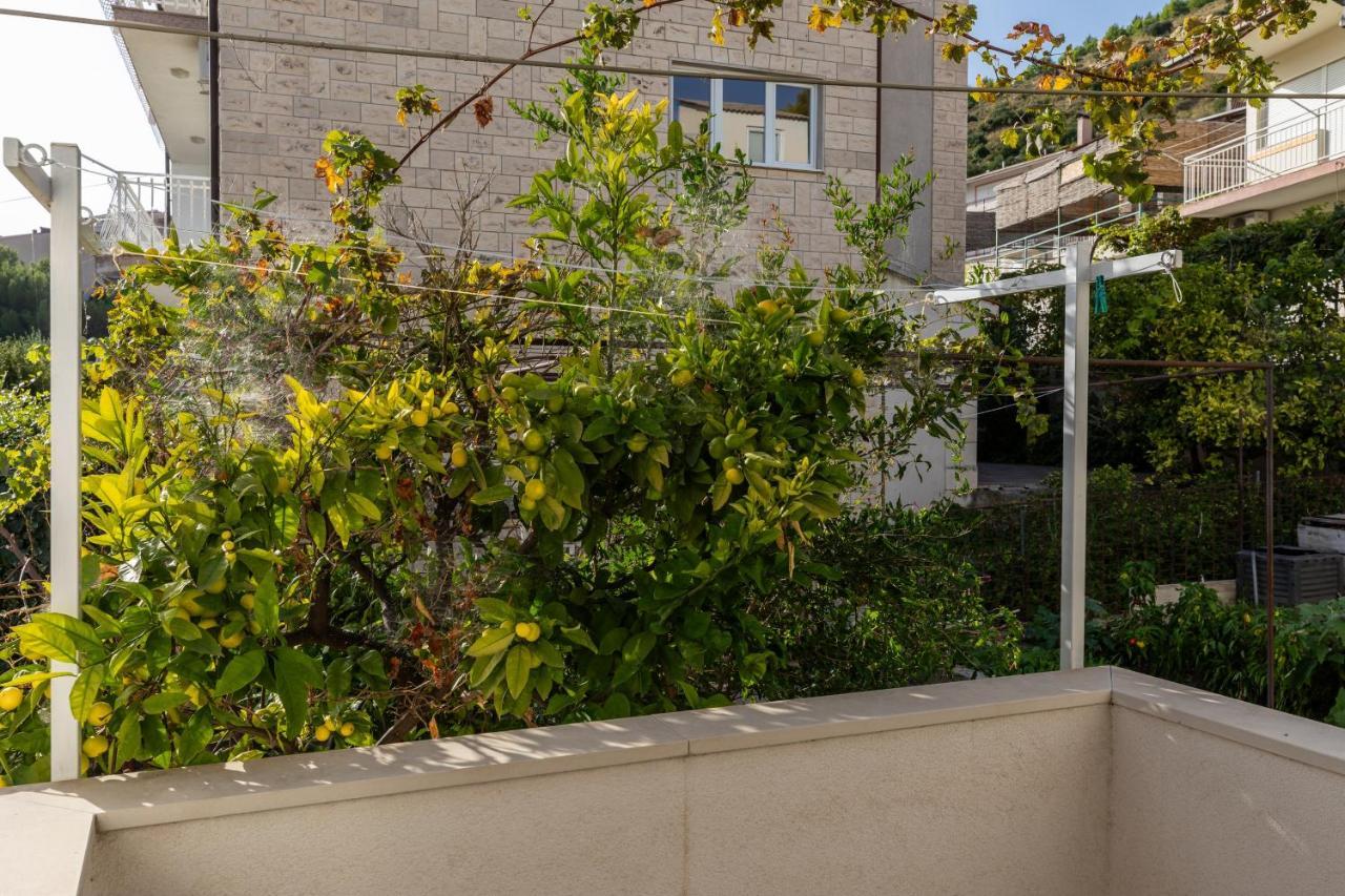 Apartments With A Parking Space Omis - 2745 외부 사진
