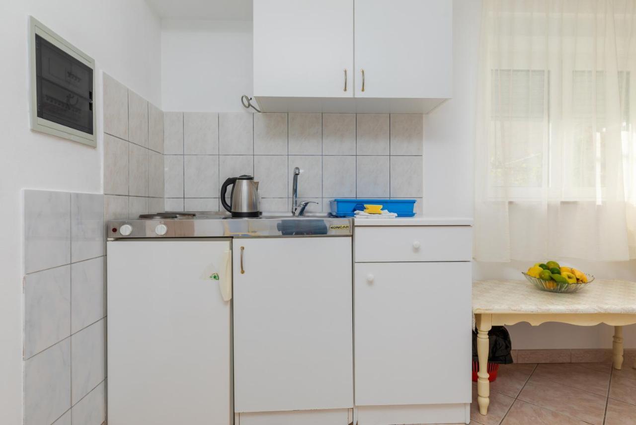 Apartments With A Parking Space Omis - 2745 외부 사진